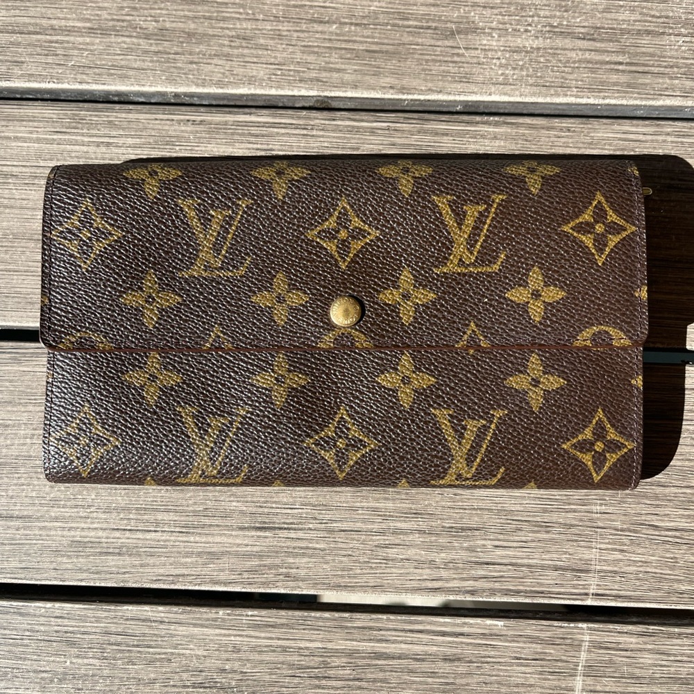 LOUIS VUITTON
Monogram Porte Tresor International Wallet